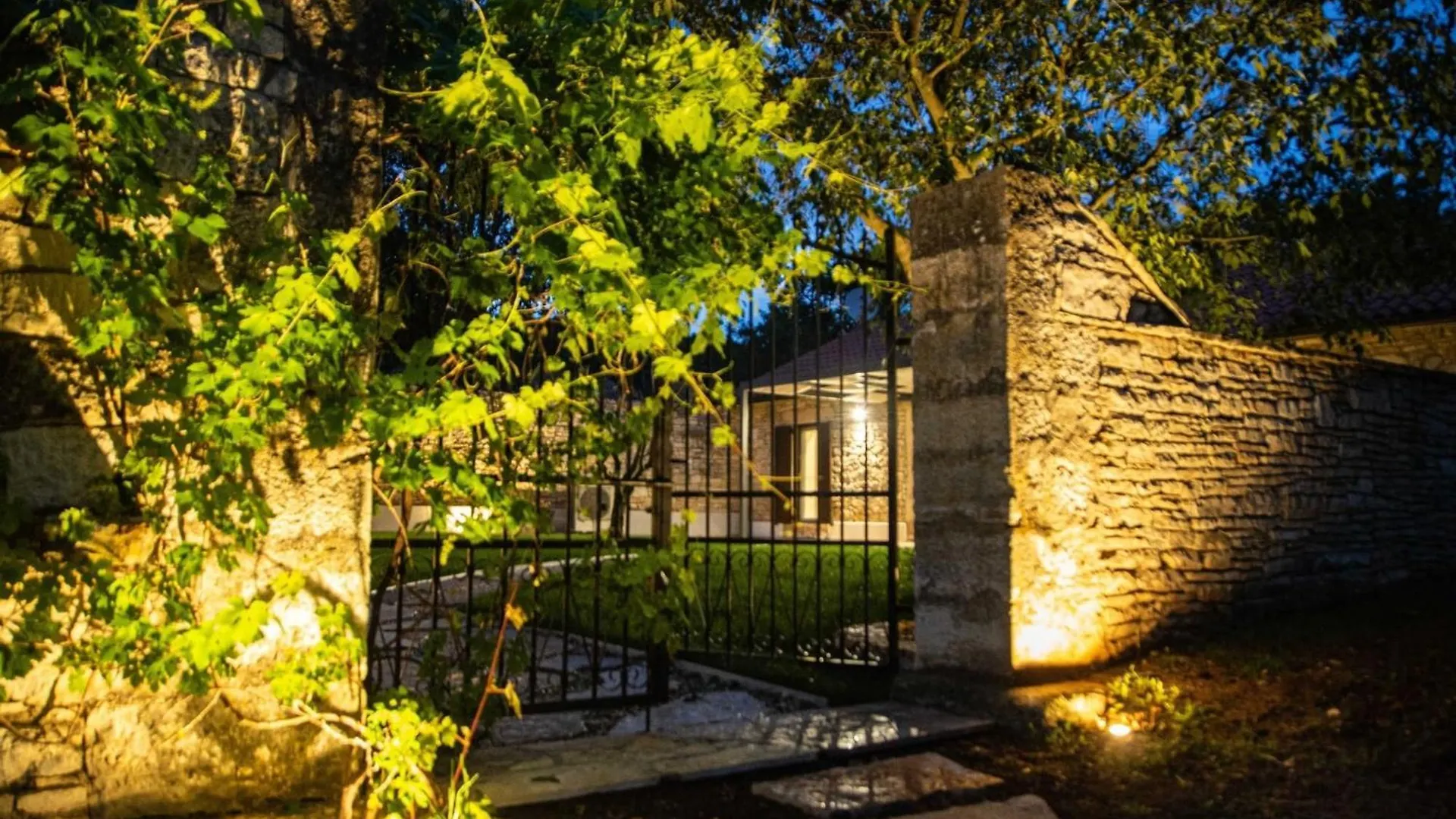 Villa The Poolside Stone House In Bale Hébergement de vacances