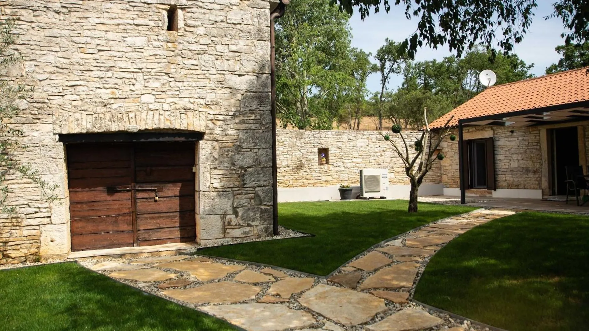 Villa The Poolside Stone House In Bale 0*,